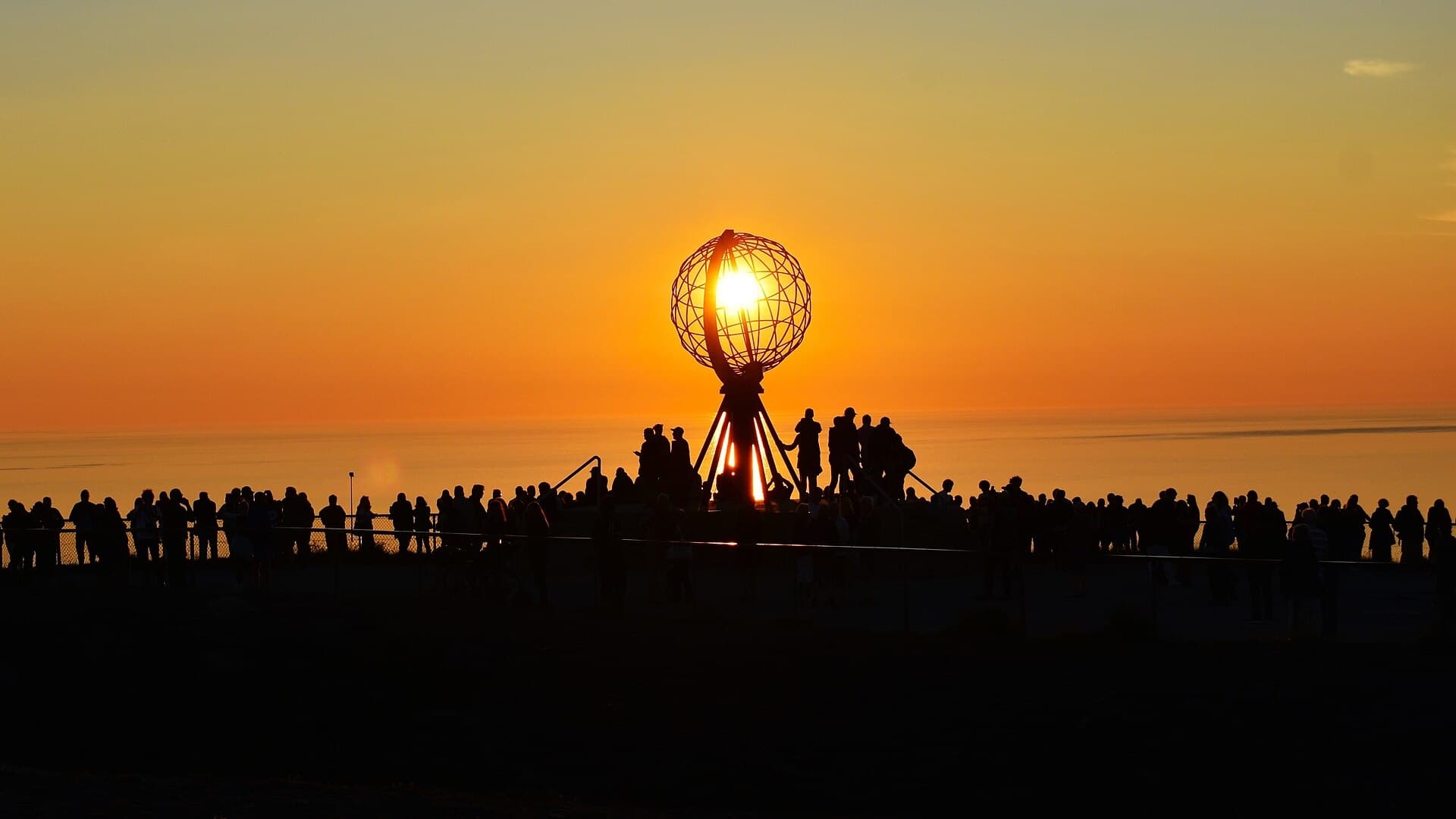 Midnight sun at the Nordkapp globe monument
